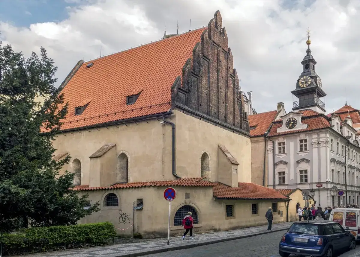 Stara synagoga i kamienice na praskiej dzielnicy żydowskiej.