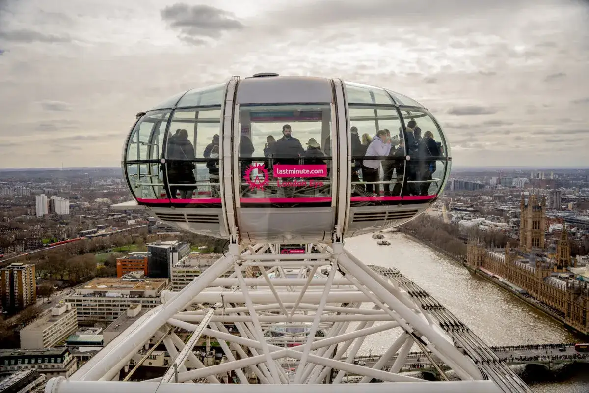 Niesamowity widok na Londyn z London Eye. Idealny na weekend w Londynie, by podziwiać panoramę miasta i Tamizę.