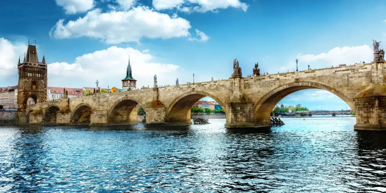 Kamienny most Karola w Pradze, piękne miasto w Czechach, nad spokojną rzeką Wełtawą.