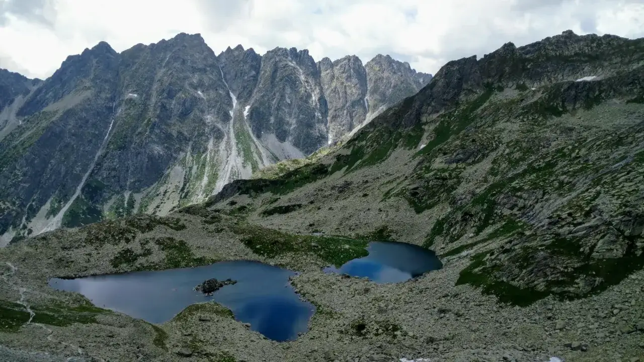 Majestatyczne tatry słowackie szczyty górują nad dwoma krystalicznie czystymi jeziorami.