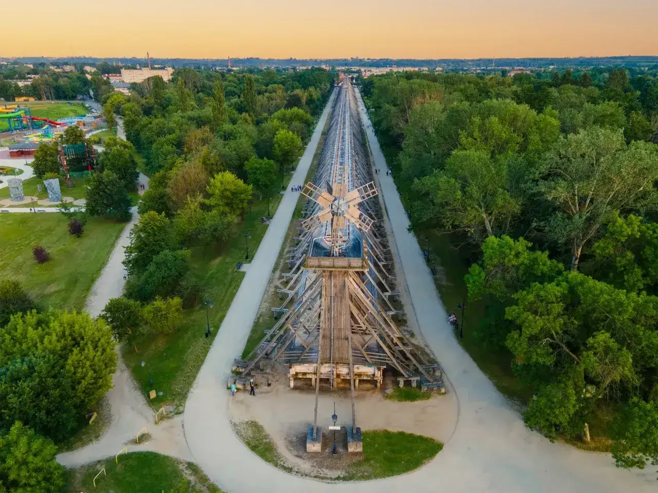 Drewniana tężnia i park linowy &ndash; ciekawe atrakcje w Ciechocinku. Spacerowicze podziwiają architekturę i zieleń.