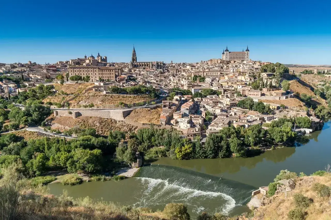 Toledo, Hiszpania, co warto zobaczyć: malownicze miasto na wzg&oacute;rzu nad rzeką Tag, z katedrą i Alc&aacute;zarem.