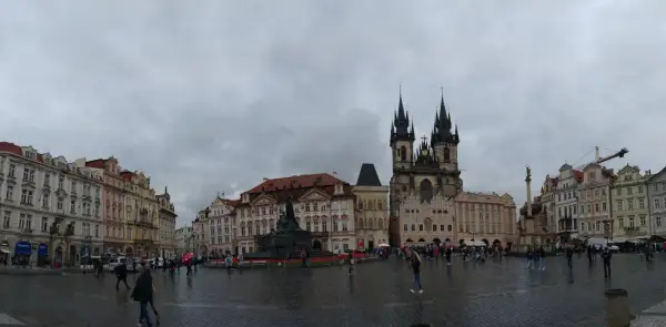 Rynek Starego Miasta w Pradze, z kościołem Marii Panny przed Tynem i pomnikiem Jana Husa. Nowe Miasto Praga tętni życiem, mimo deszczowej pogody.