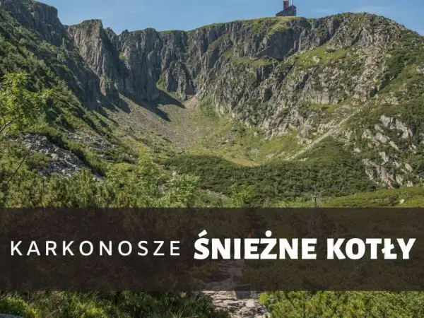 Karkonosze: Śnieżne Kotły, czas przejścia przez skaliste zbocza i zielone doliny. Widok na górę Szrenicę.