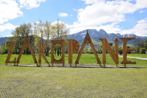 Napis "Zakopane" na tle gór. Gdzie jest Zakopane? Tutaj!