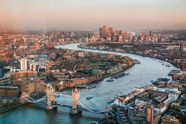 Widok na Tamizę i Tower Bridge podczas londyn wycieczka 5 dni. W oddali nowoczesne wieżowce Canary Wharf.