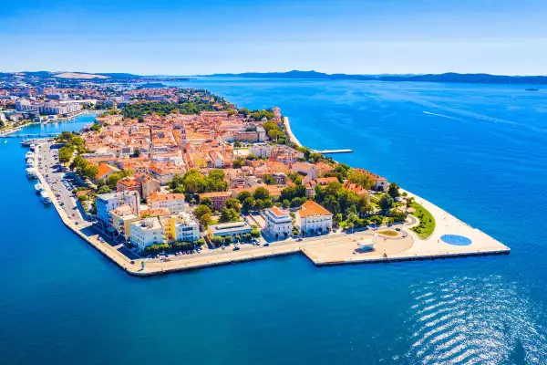 Zadar co zobaczyć: malownicza starówka na półwyspie, otoczona błękitnym morzem. Warto odwiedzić unikalne instalacje artystyczne i poczuć klimat miasta.
