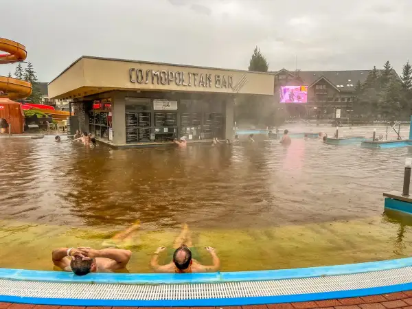 Relaks w termach na Słowacji. Ludzie kąpią się w ciepłej wodzie przy barze "Cosmopolitan".
