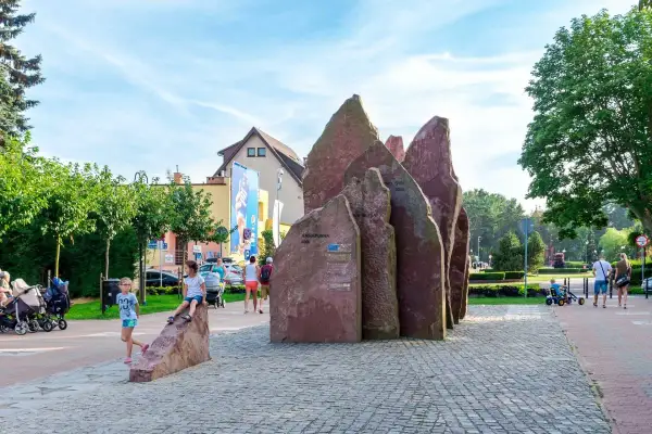Kamienne rzeźby i dzieci bawiące się na placu to jedne z wielu atrakcji Władysławowa.