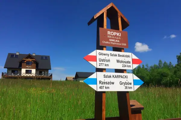 Rozdroże szlaków w Ropkach. Główny Szlak Beskidzki do Ustronia (277 km) i Wołosate (224 km). Szlak Karpacki do Rzeszowa (407 km) i Grybowa (38 km).