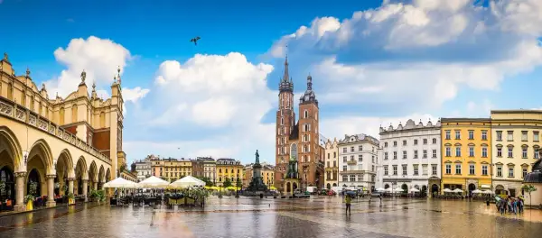 Kraków Rynek atrakcje: Sukiennice, Kościół Mariacki i kolorowe kamienice tworzą malowniczy widok.