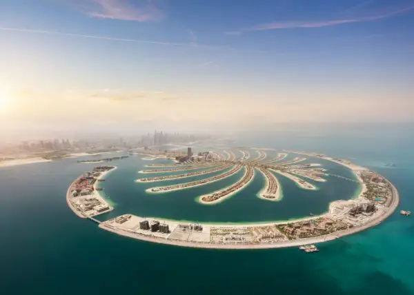 Palma Jumeirah, jeden z cudów architektury, to obowiązkowy punkt na liście "Dubaj co zobaczyć". Sztuczna wyspa w kształcie palmy oferuje luksusowe hotele i wille.