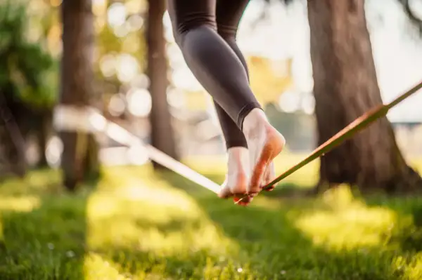 Stopy na taśmie, balansowanie na wysokości. To właśnie slackline, czyli chodzenie po taśmie.