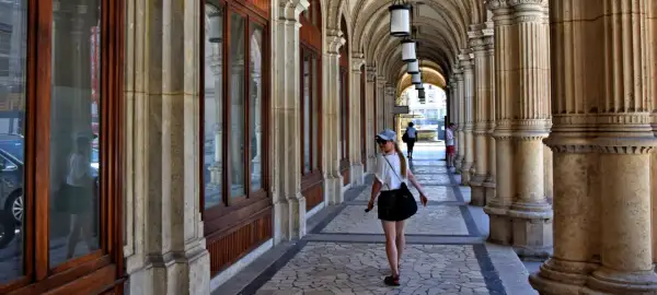 Wiedeń co zwiedzić? Spacer po arkadach, podziwiając architekturę i odbicia w oknach.