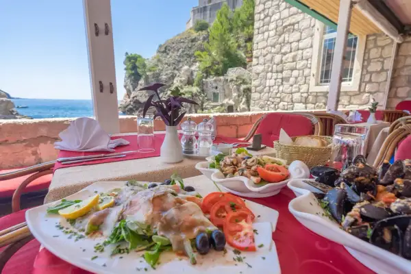 Pyszne owoce morza i ryby na stole w restauracji nad Adriatykiem. Idealne miejsce, by dowiedzieć się, co zjeść w Chorwacji.