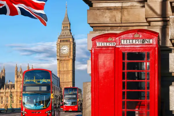 Ikona Londynu: Big Ben, czerwone budki telefoniczne i autobusy. Planujesz wyjazd? Sprawdź, ile pieniędzy na 3 dni w Londynie potrzebujesz.