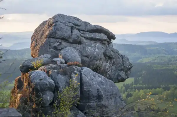 Gigantyczne formacje skalne, przypominające karłów, wznoszą się nad zieloną doliną. Błędne skały tworzą niezwykły krajobraz.